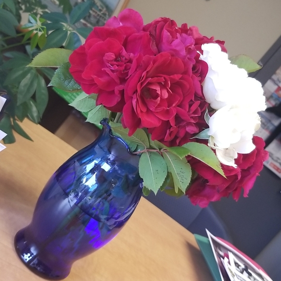 Vintage blue glass Vase - Picture 6 of 7